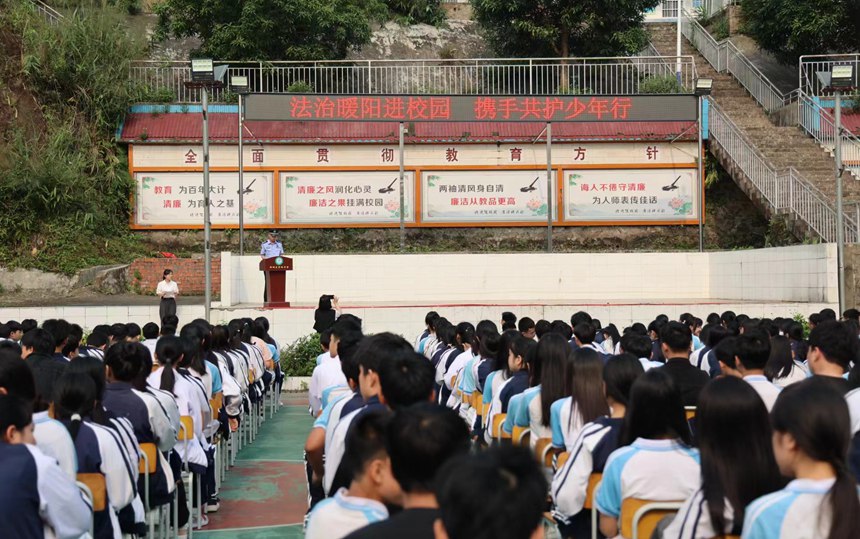 民警讲解如何应对校园欺凌